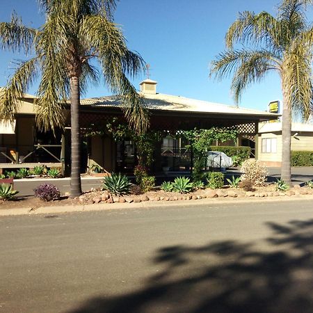 Lake Forbes Motel エクステリア 写真