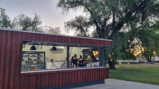 Lake Forbes Motel エクステリア 写真