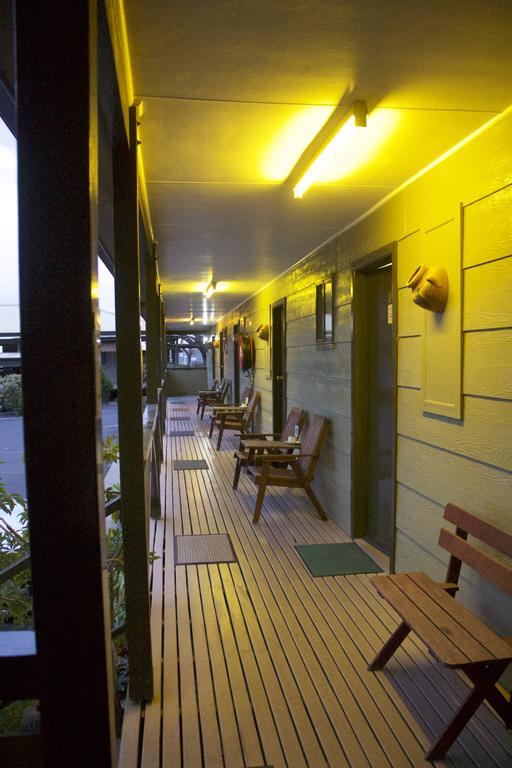 Lake Forbes Motel エクステリア 写真