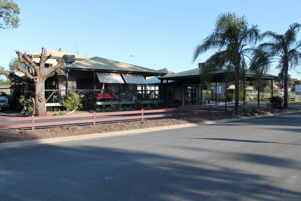 Lake Forbes Motel エクステリア 写真