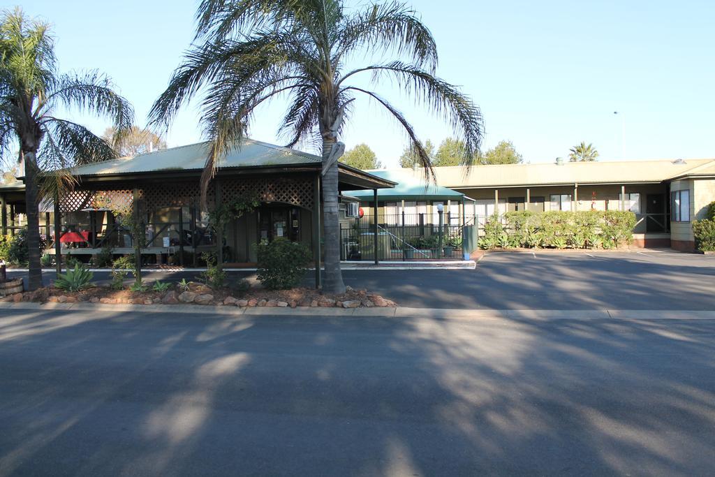 Lake Forbes Motel エクステリア 写真