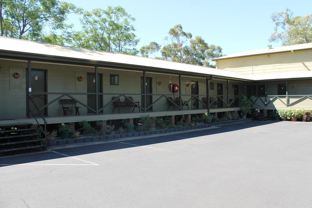 Lake Forbes Motel エクステリア 写真