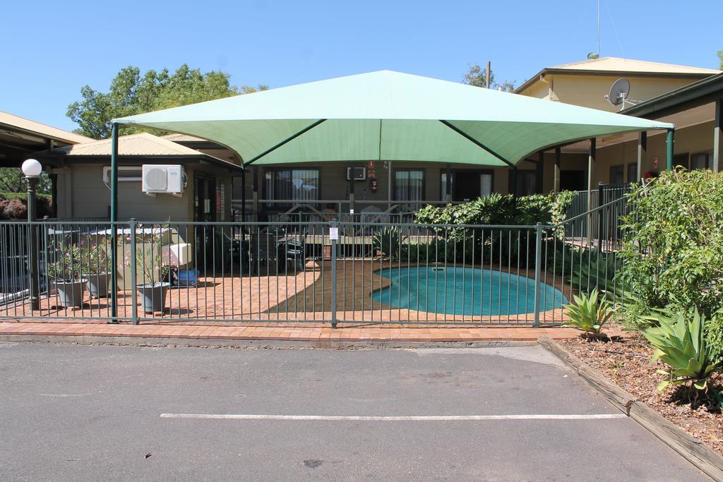 Lake Forbes Motel エクステリア 写真