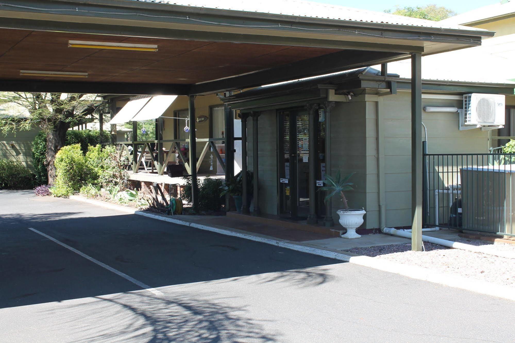 Lake Forbes Motel エクステリア 写真