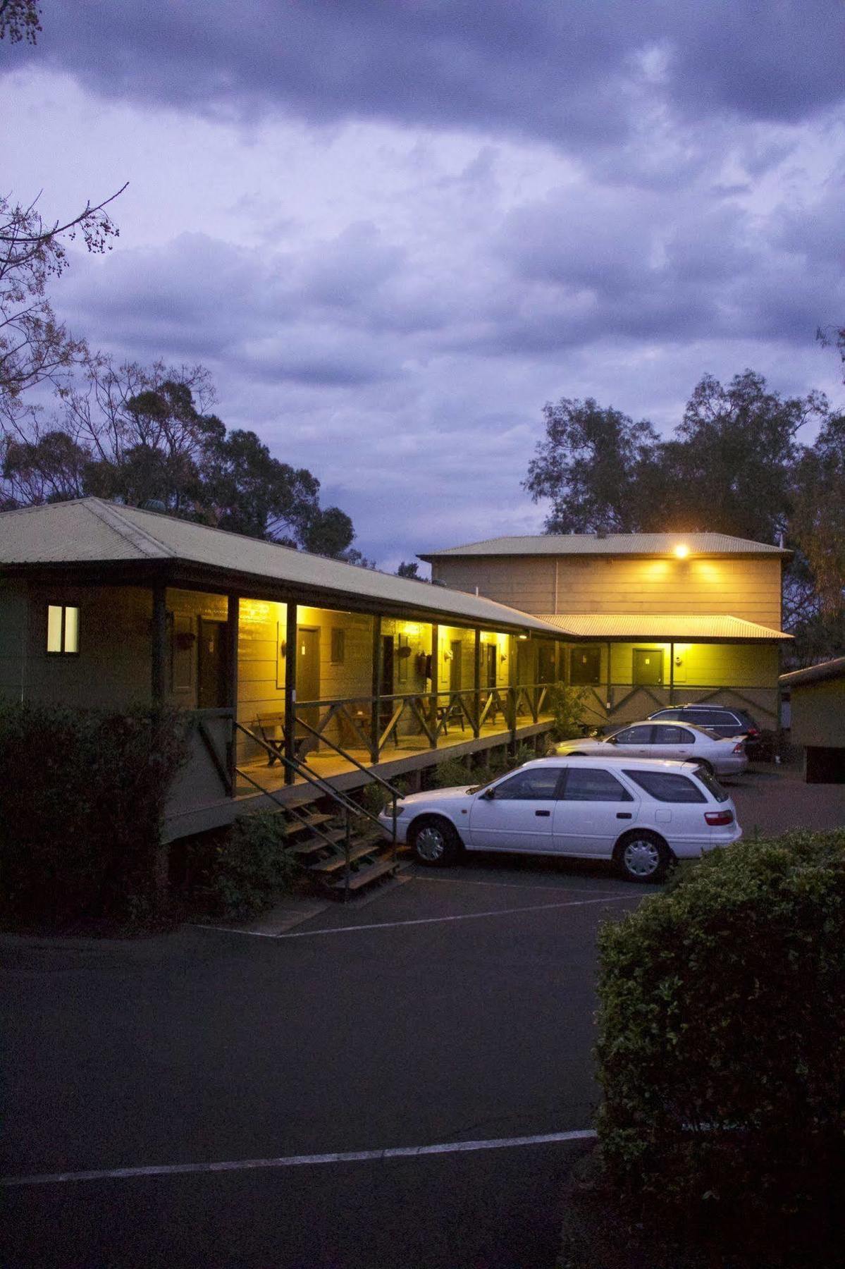 Lake Forbes Motel エクステリア 写真