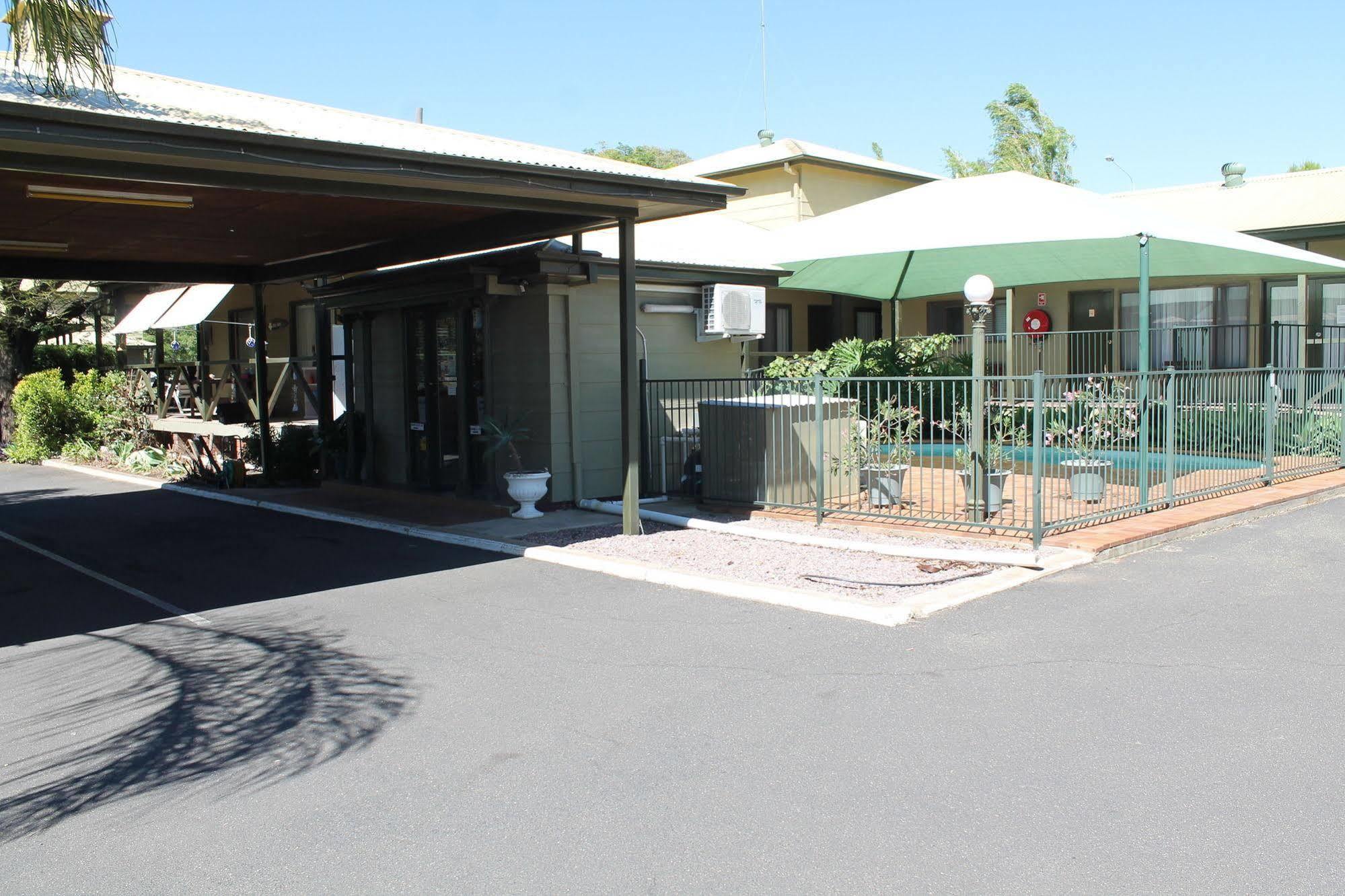 Lake Forbes Motel エクステリア 写真
