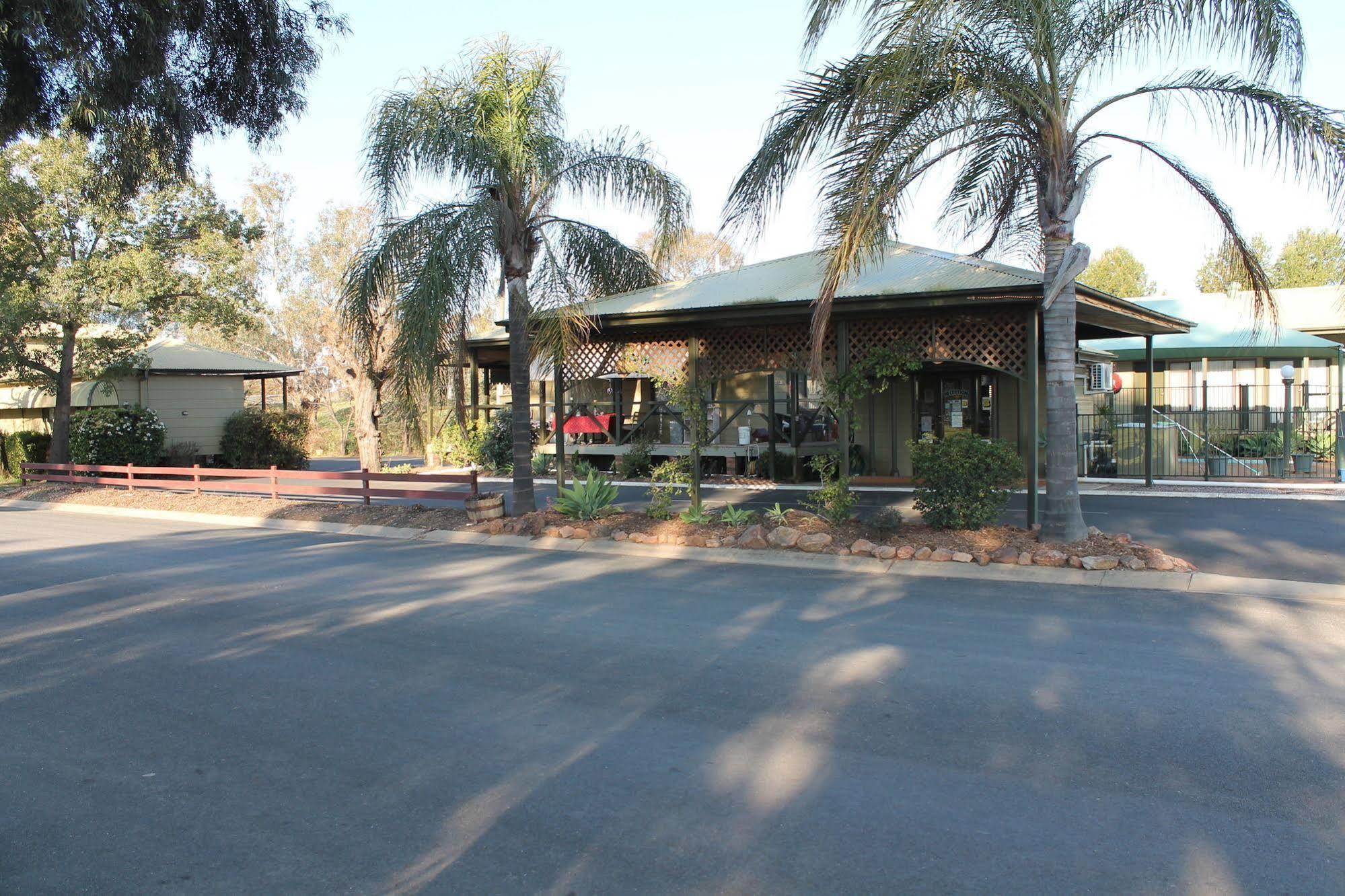 Lake Forbes Motel エクステリア 写真