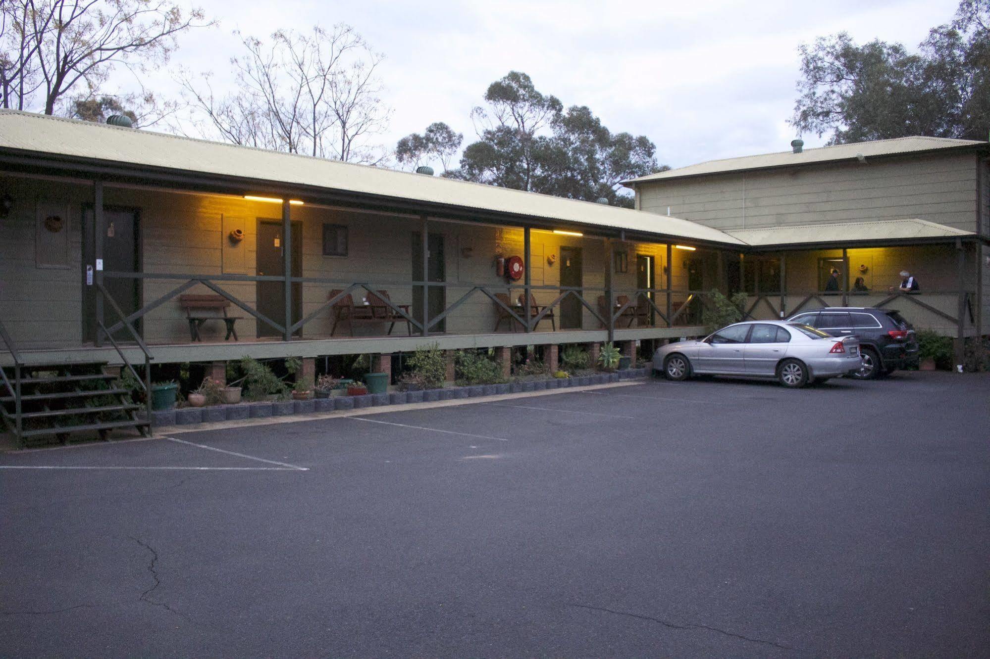 Lake Forbes Motel エクステリア 写真